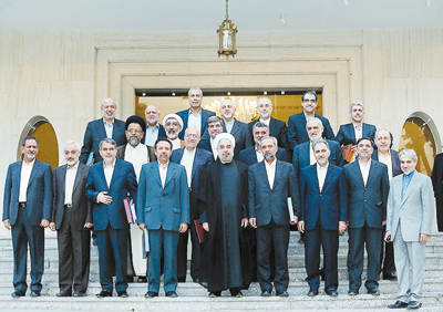 بخشی از چنين موج هايي را مي‌توان به درگيري‌هاي داخلي در خود هيئت دولت مربوط دانست. درگيري‌هايي كه اغلب مربوط به اختلاف‌نظر بين طيف‌هاي مختلف اقتصادي كابينه و دغدغه در خصوص ركود و بيكاري گسترده در كشور است.